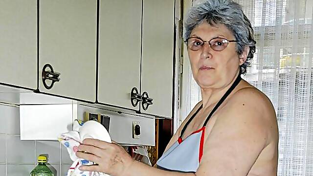 Gorgeous old lady Gerlinde is using a nice cucumber as a dildo