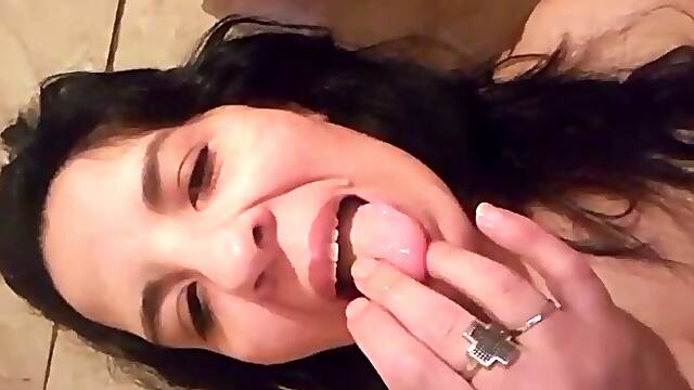 Argentinian mature woman with huge tits masturbates in the bathroom!!