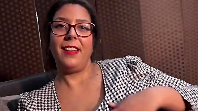 Cassy Hill sucks on her own nips and looks great