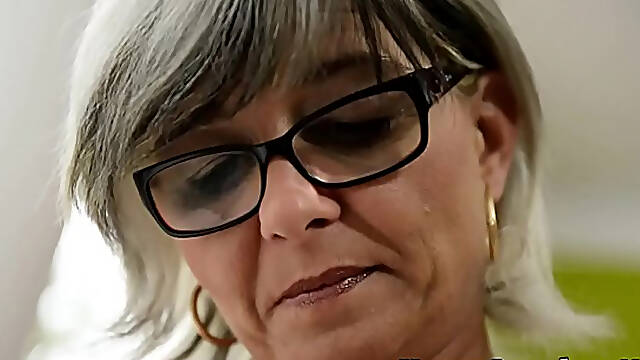 Mature granny gets oral