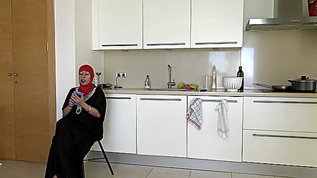 Lebanese sharmota wants a big dick to fuck her asshole